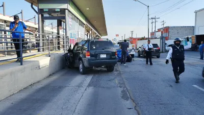 Choque frente a estación del JuárezBus El Vergel congestiona el eje vial