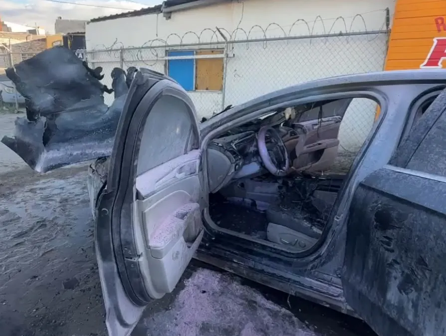 Se incendia auto en bulevar Manuel Gómez Morín; conductora sale ilesa