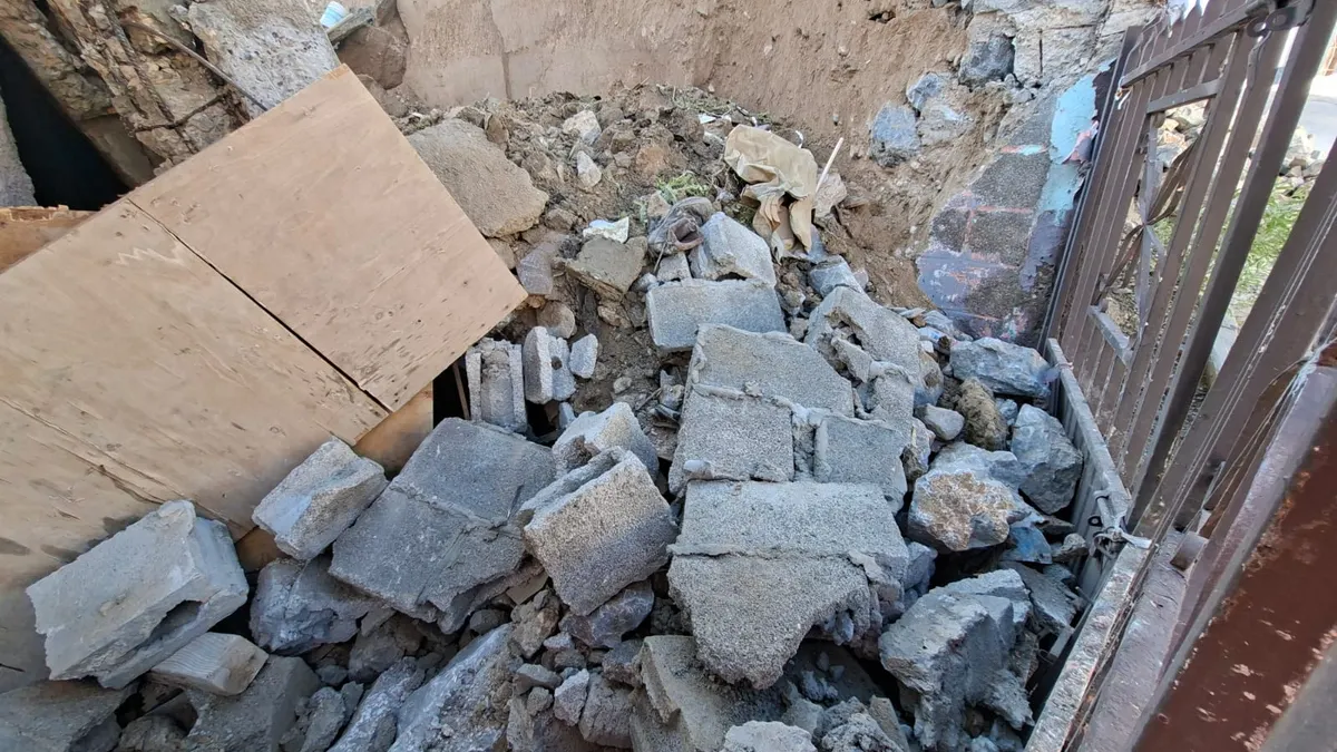 Derrumbe de barda daña vivienda en colonia Vicente Guerrero