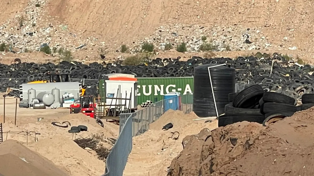 Incendio de llantas lleva más de 7 horas y el humo se extiende por la ciudad