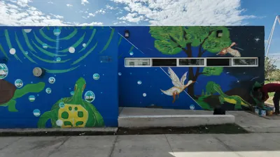 Plasma artista Jhony Ríos mural de la identidad fronteriza en el Parque Central