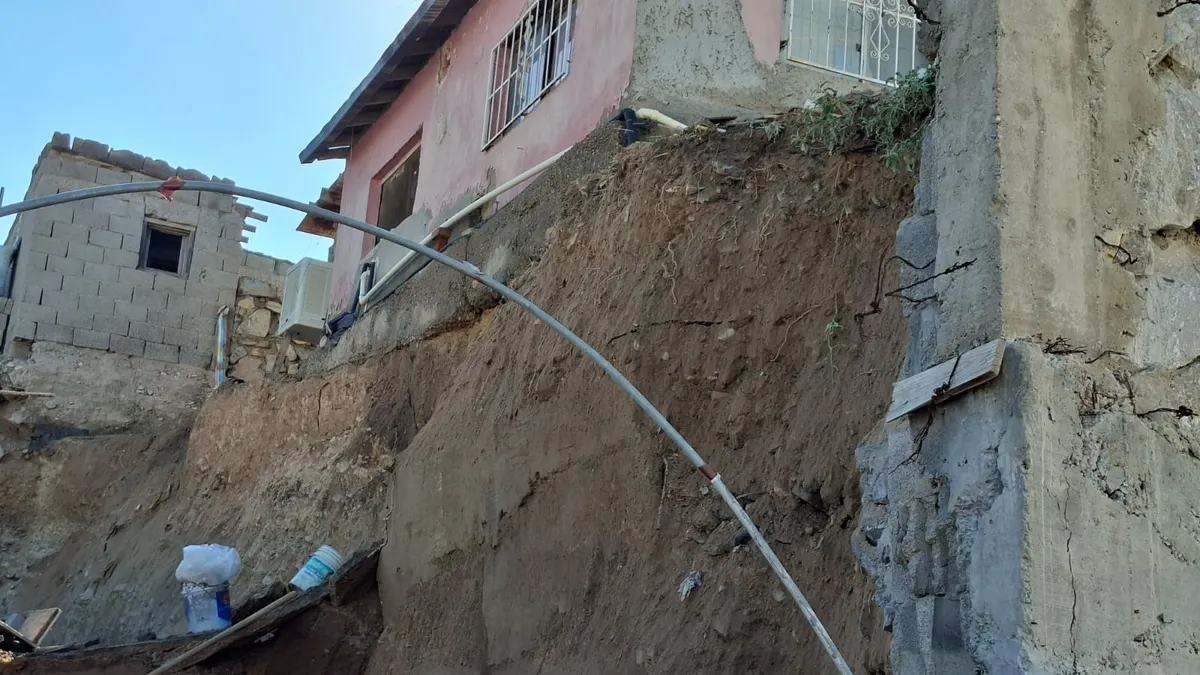 Derrumbe de barda daña vivienda en colonia Vicente Guerrero