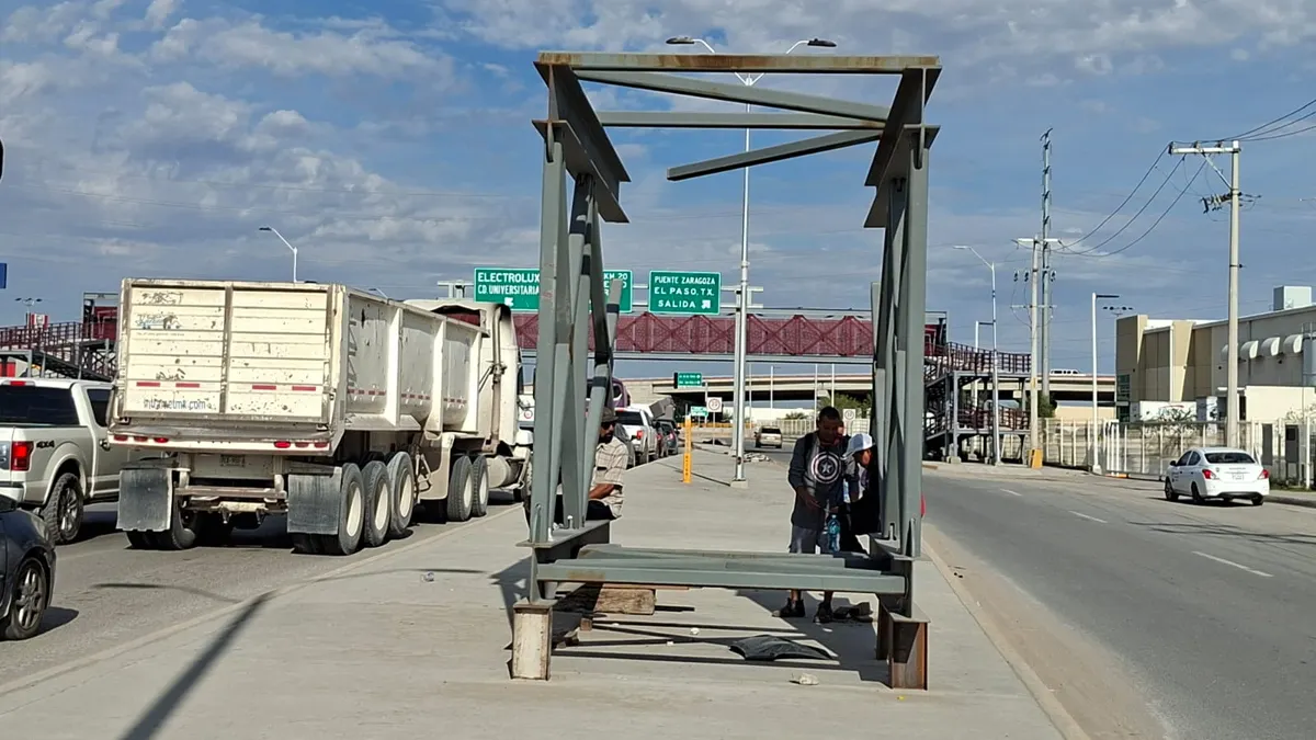 Piden retirar estructura de riesgo sobre banqueta en Talamás Camandari