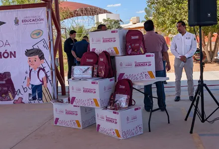 Entrega alcalde domo y kits escolares en primaria del suroriente