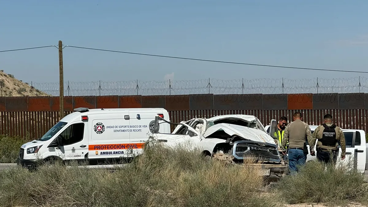 Vuelca camioneta de agentes estatales en carretera Anapra-Santa Teresa