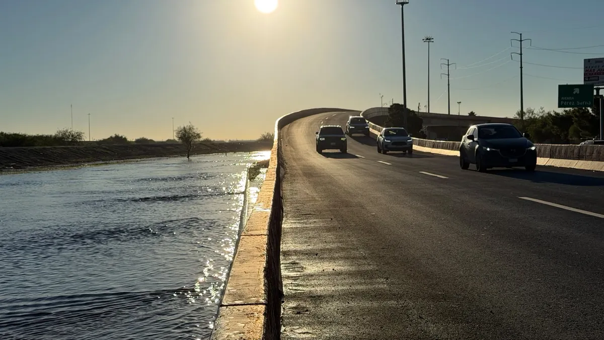 Casi un metro de acumulación de agua cubre tramo del Juan Pablo II