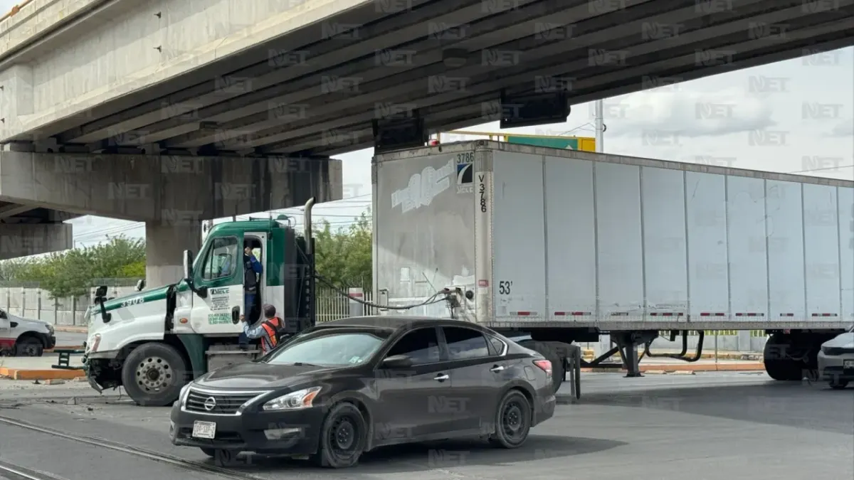 Tráiler intenta ganarle el paso al tren y provoca accidente