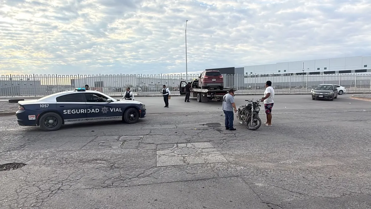 Motociclista resulta lesionado tras choque con camioneta al suroriente de Juárez