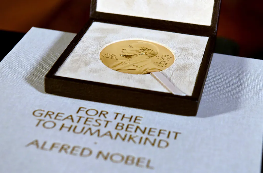 Otorgan Nobel de la Paz a Navi Pillay, jueza que alzó la voz contra el genocidio