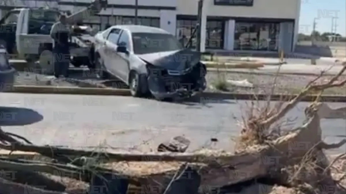 Conductor se estrella contra árbol en camellón del bulevar Francisco Villarreal