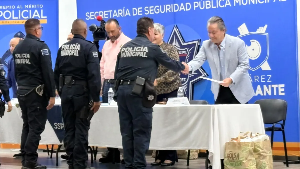 Reconocen a 121 policías de Juárez por su desempeño y trayectoria