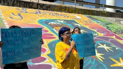 Protesta madre bajo el puente Santa Fe; lleva 8 meses sin ver a su hijo