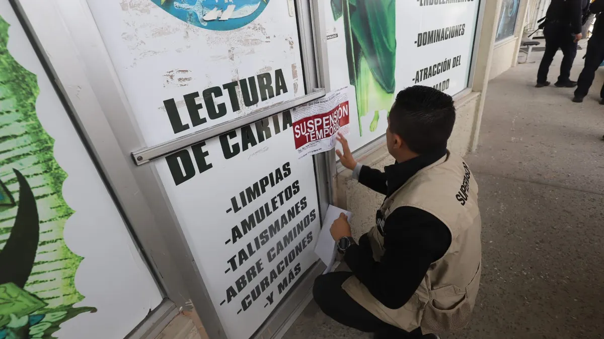 Aplican sanción económica y suspensión a negocio por lonas sin permiso