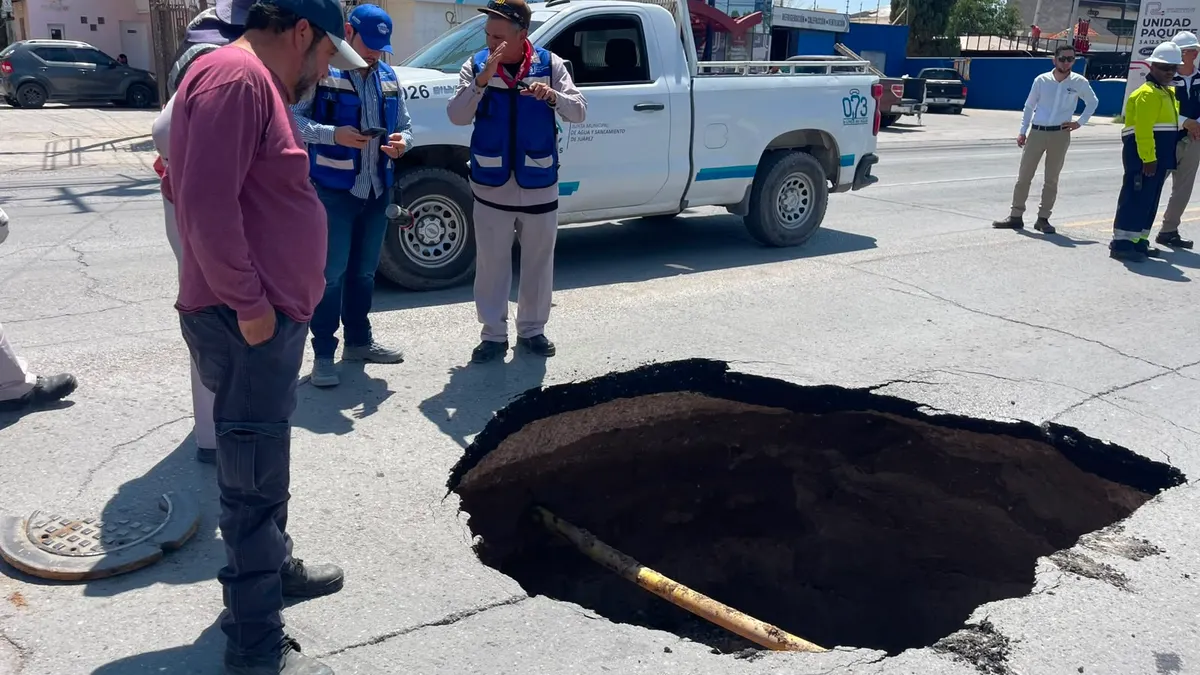 Se abre socavón en cruce De la Raza y Del Charro dejando camioneta atrapada