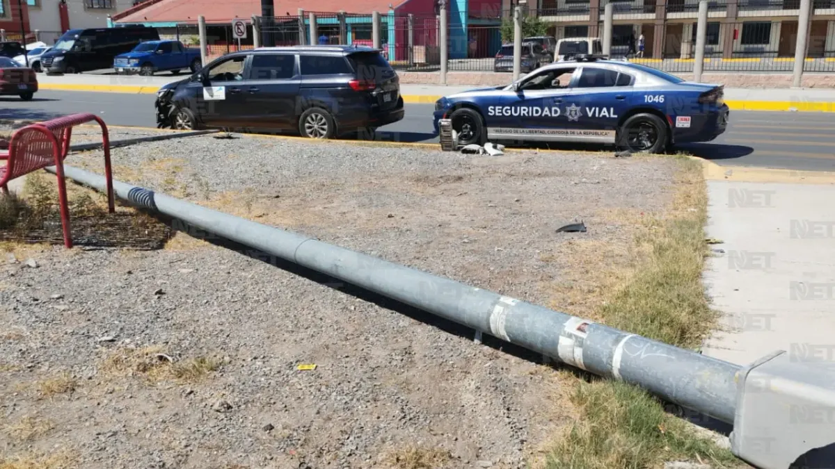Chocan dos vehículos frente a Pueblito Mexicano; dañan poste y barda de hotel