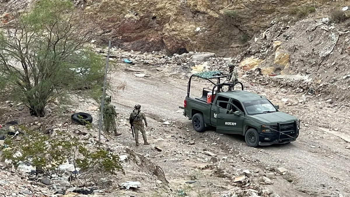 Localizan persona sin vida envuelta en cobija en terracería de Felipe Ángeles