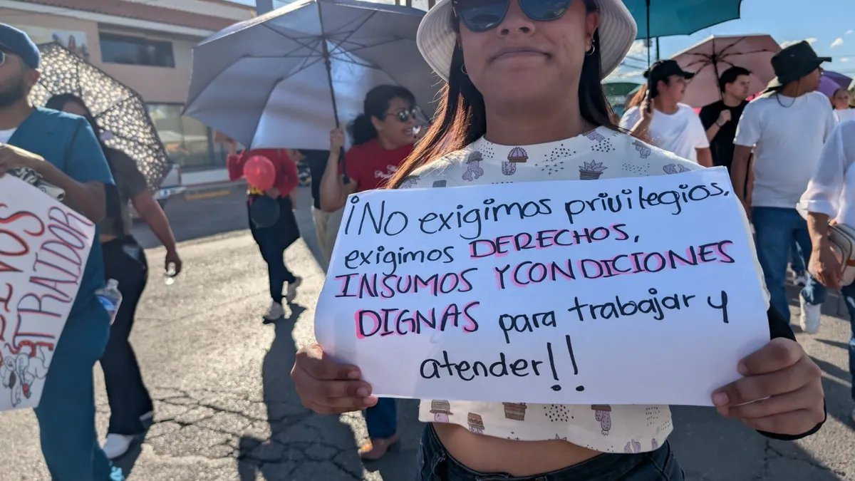 Más de mil trabajadores del IMSS marchan en Juárez; exigen aumento salarial e insumos