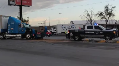 Intentan pasar 2 autos junto a tráiler y terminan chocando en el Óscar Flores