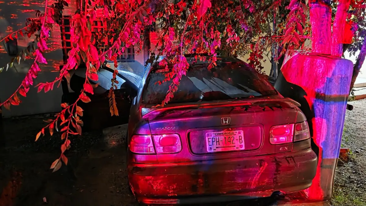 Incendio consume automóvil en la colonia Satélite