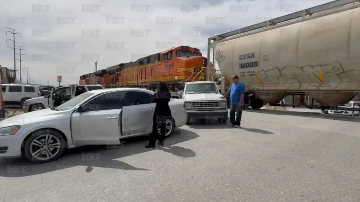 Tren choca contra camioneta en Juárez
