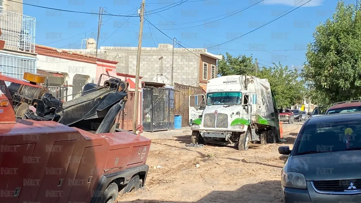 Se atascan camión de basura y grúa en Jardines del Aeropuerto