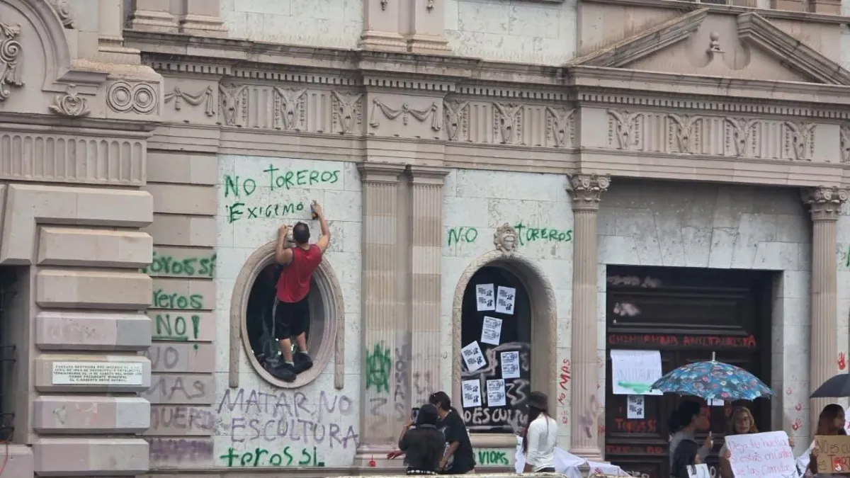 Detienen a manifestantes por vandalizar Palacio Municipal en Chihuahua