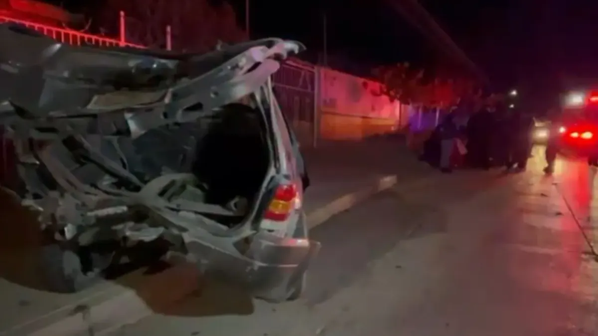 Omite alto y se estrella contra auto y una casa en El Granjero
