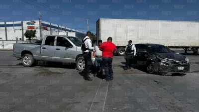 Confunde semáforo y provoca choque en avenida Tecnológico
