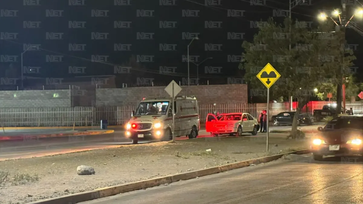 Baja velocidad para pasar tope y Camaro lo impacta de lleno