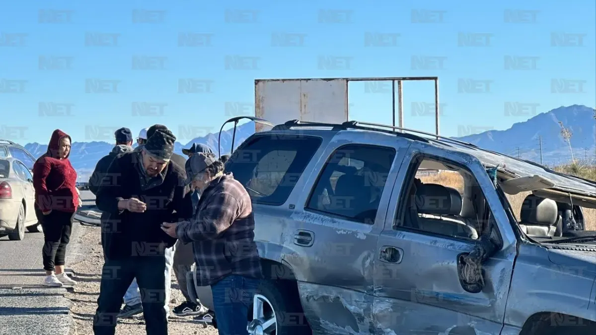 Familia viajaba a Madera y termina volcada en carretera