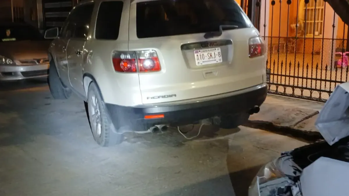 Choca contra vehículos estacionados y huye