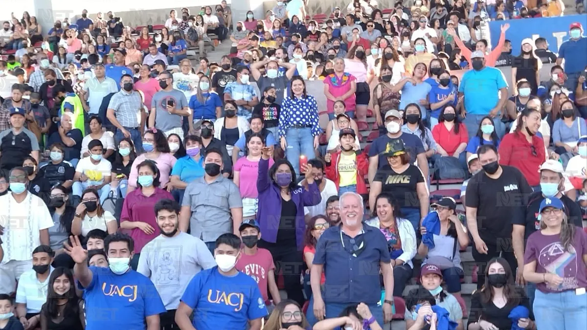 Llegan juarenses al estadio olímpico a celebrar la Universiada 2022