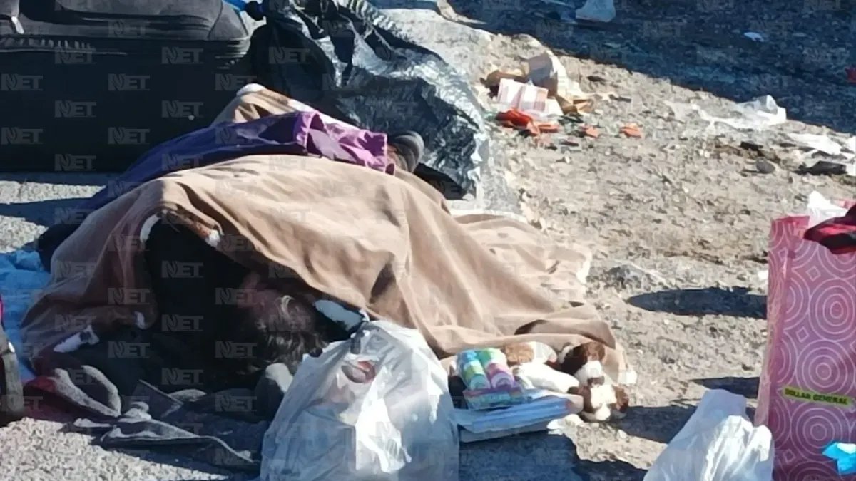 Familia viajaba a Madera y termina volcada en carretera
