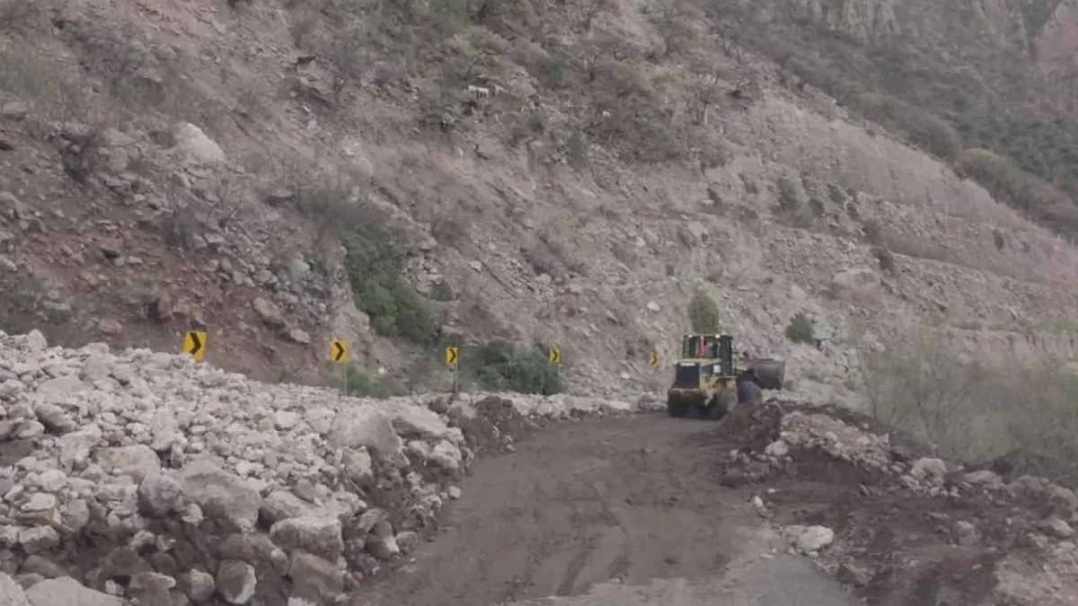 Se deslavan cerros y bloquean carretera Samachique-Batopilas