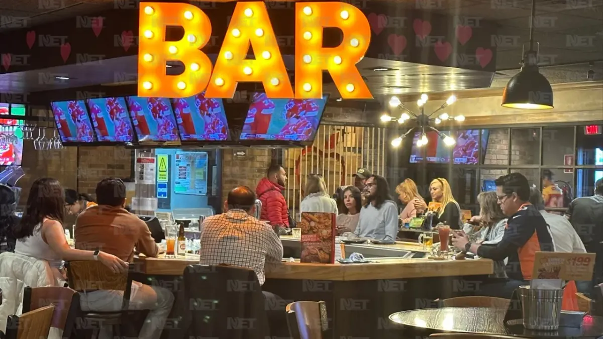 Juarenses disfrutan en bares el Super Bowl LVIII
