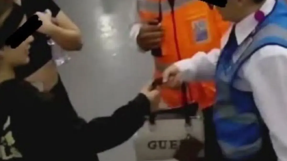 Personal del AICM halla bolsa con $134 mil y se la regresa a su dueña