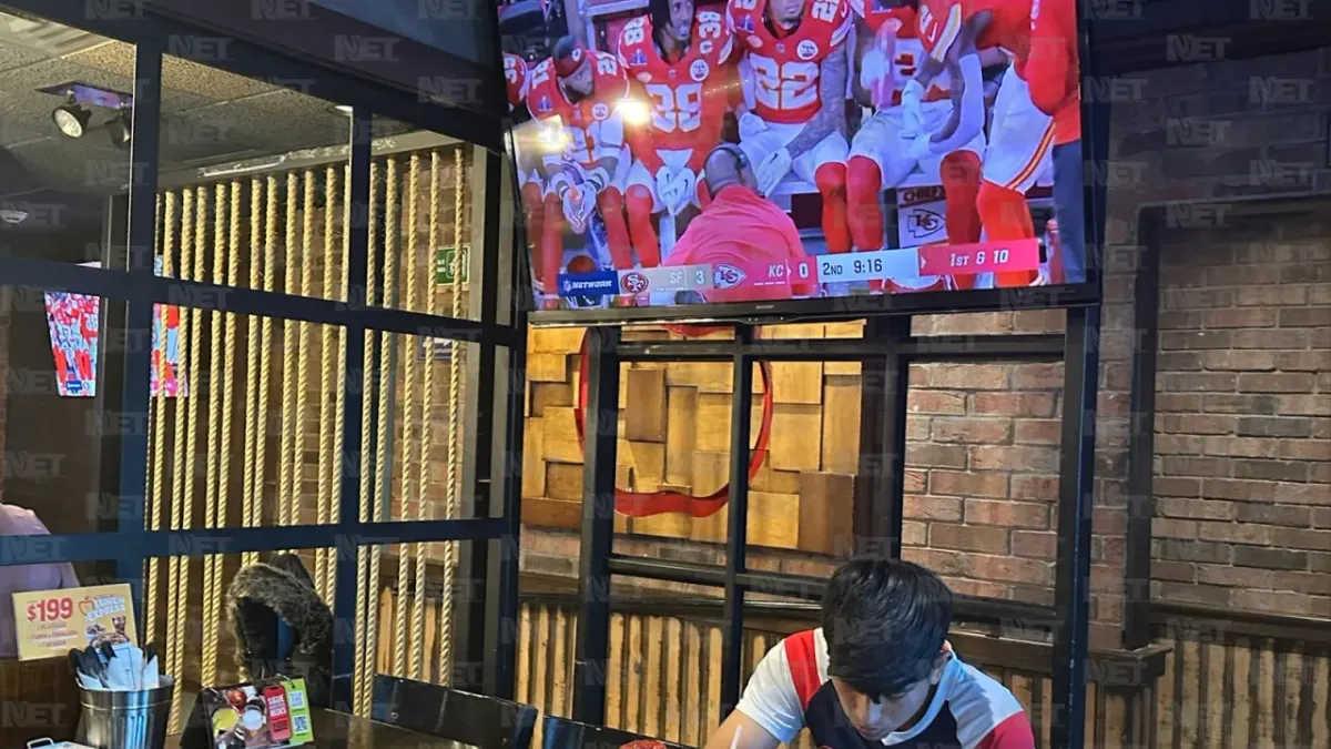 Juarenses disfrutan en bares el Super Bowl LVIII