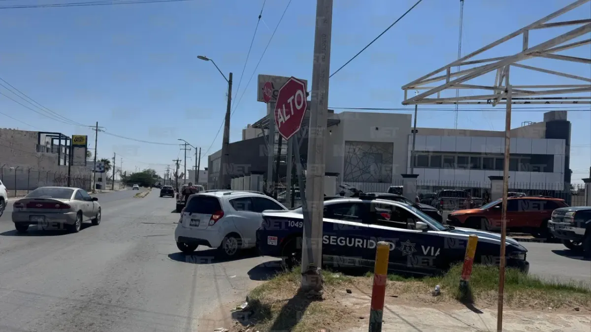 Impacta auto donde viajaba familia; papá llevaba a su bebe en los brazos