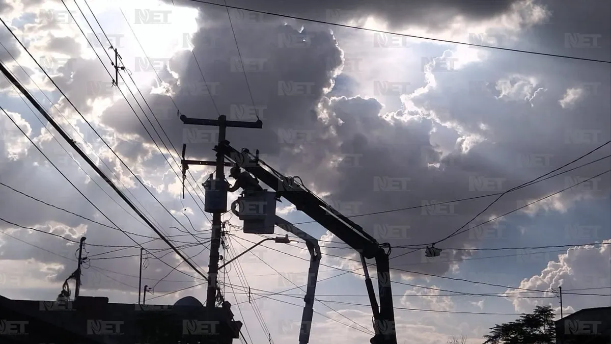 Vecinos de El Granjero toman oficinas de la CFE por falta de luz