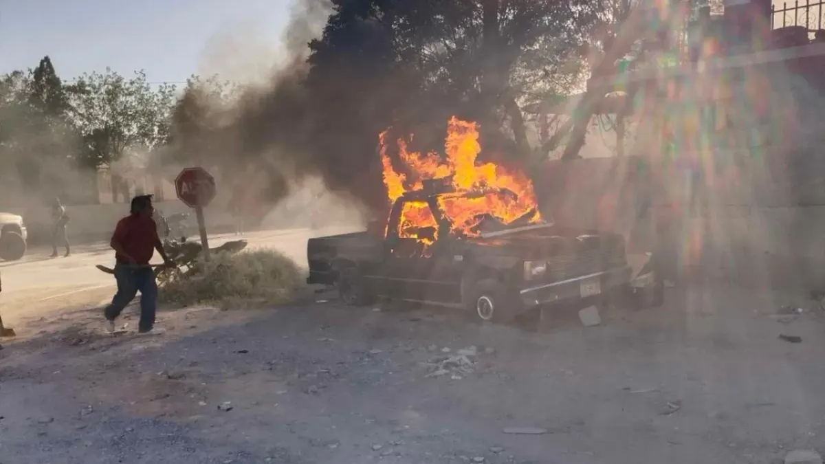 Arde vehículo en Salvárcar