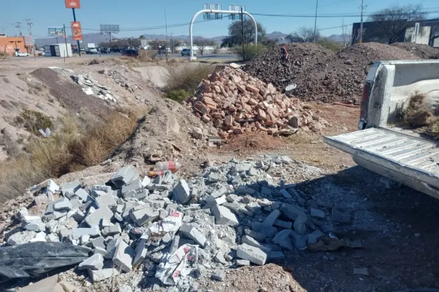 Buscan endurecer sanciones por tirar basura o escombro en la vía pública