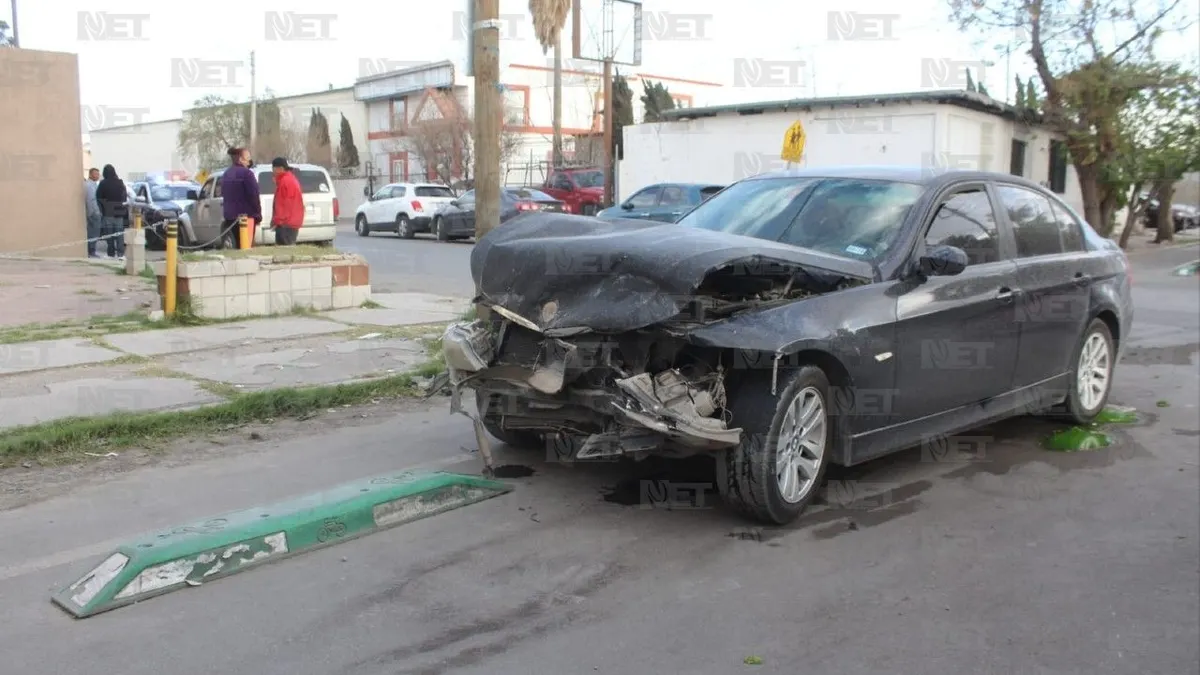 No respeta alto y choca contra auto en la Panamá