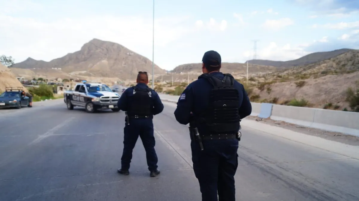 Policía cae de techo mientras perseguía a hombre