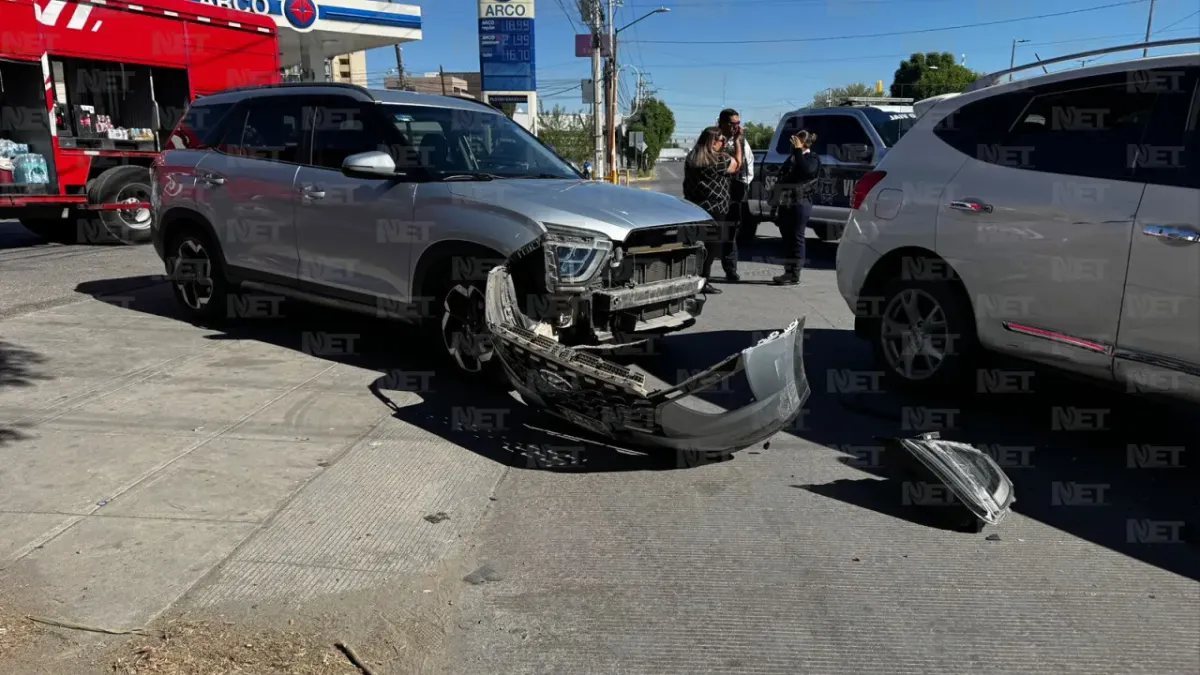 Colisionan dos camionetas al salir de zona comercial en la López Mateos