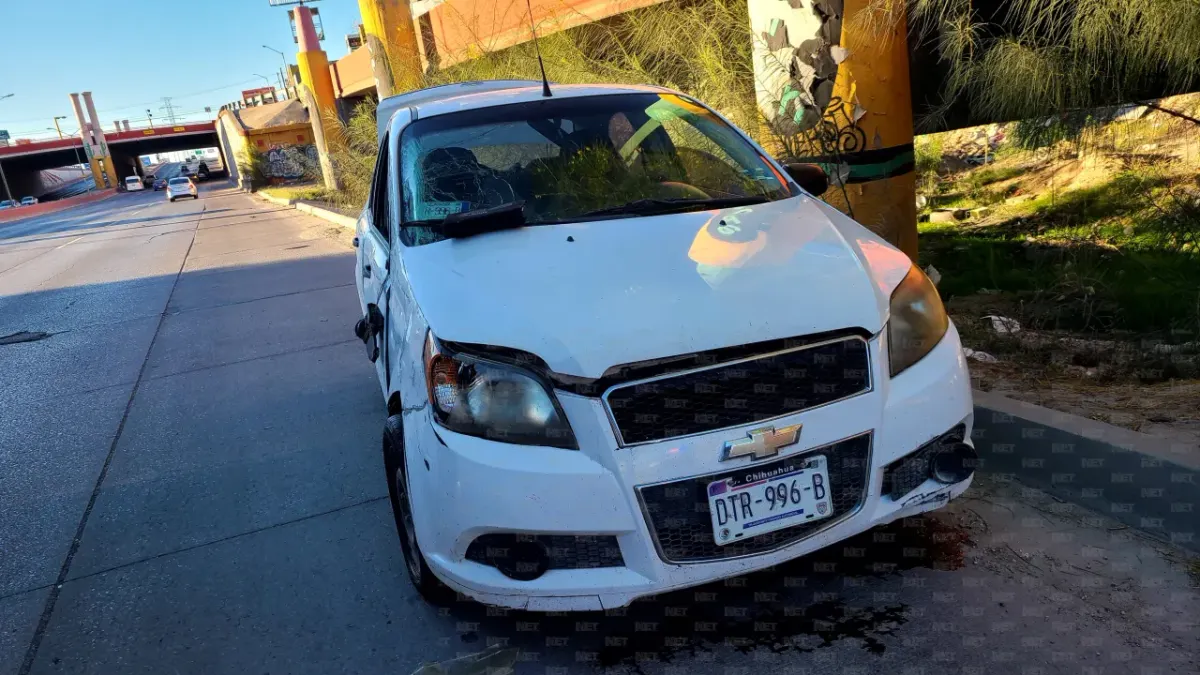 Abandonan auto chocado en Las Torres; rastrean al dueño 