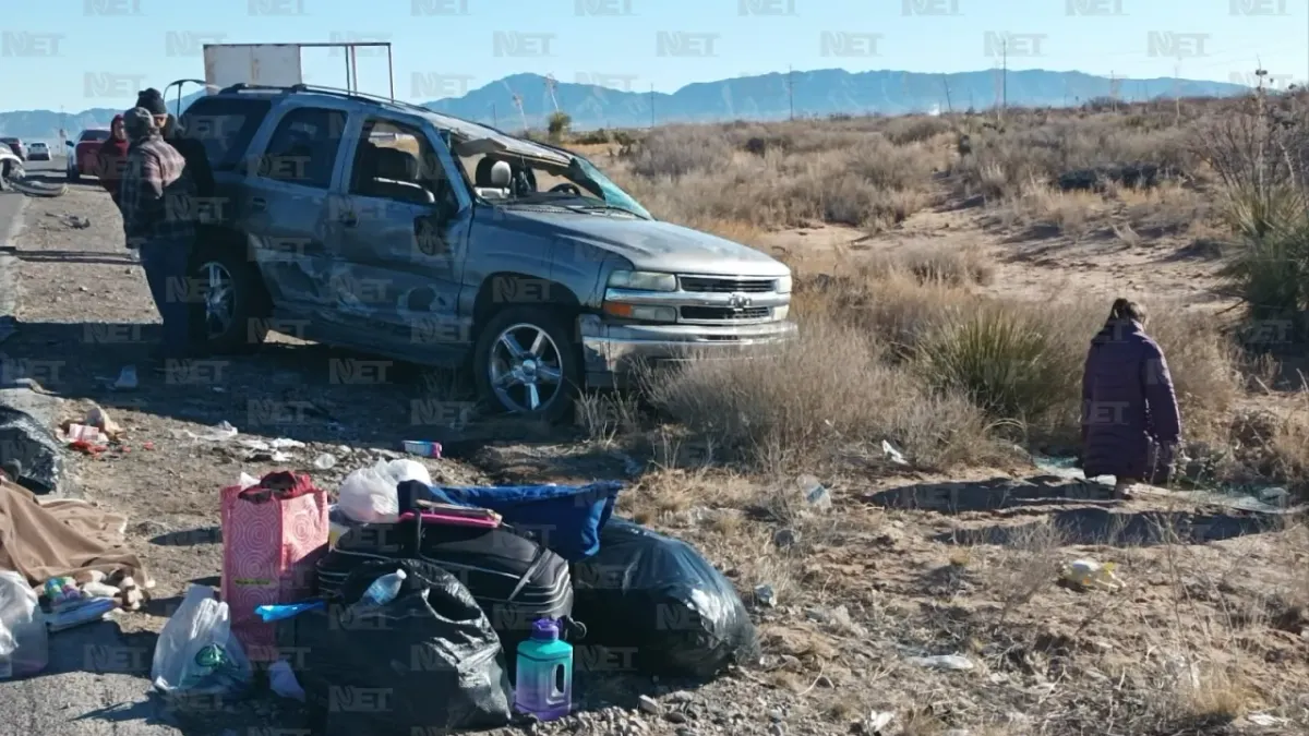 Familia viajaba a Madera y termina volcada en carretera