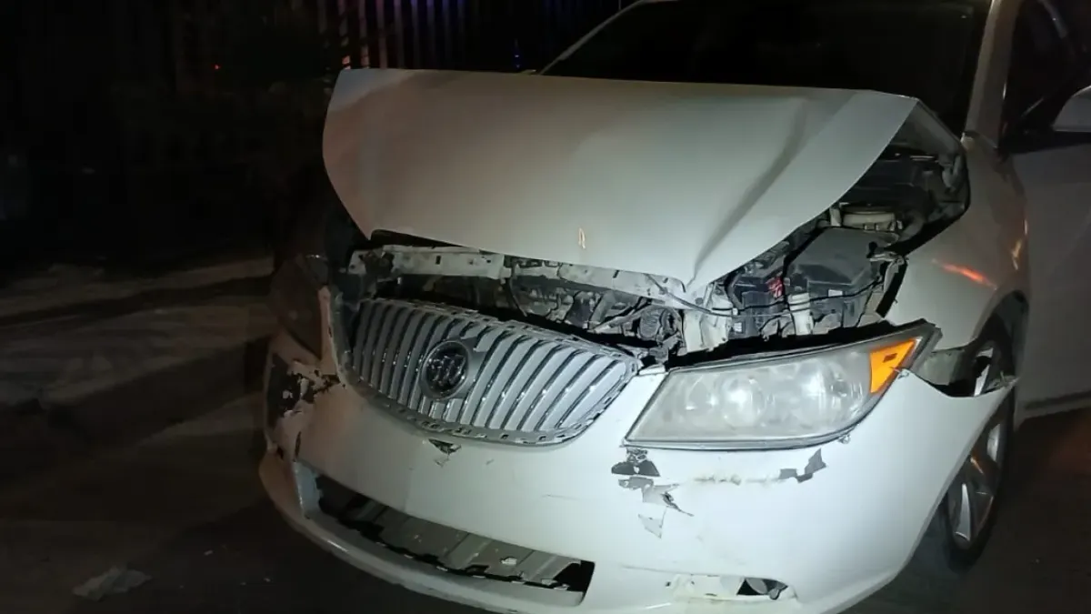 Choca contra vehículos estacionados y huye