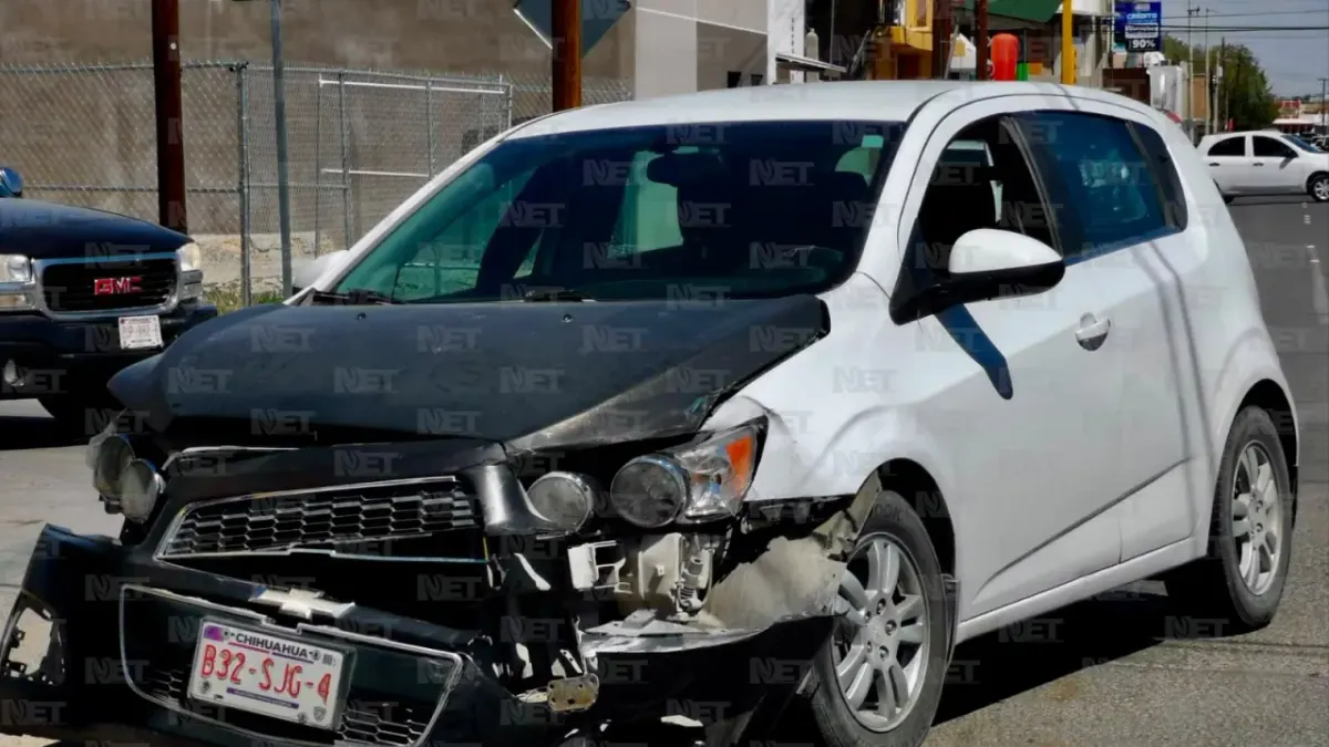 Impacta a troca y la proyecta contra camioneta