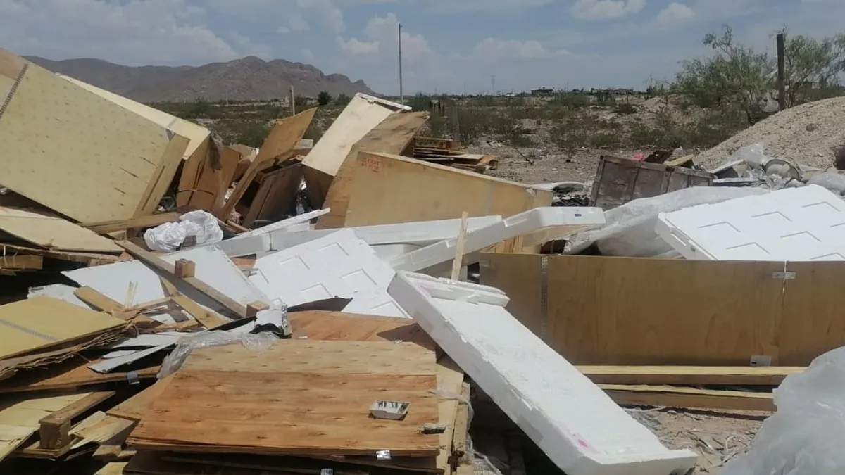 Trailero tiraba basura en baldío y lo arrestan