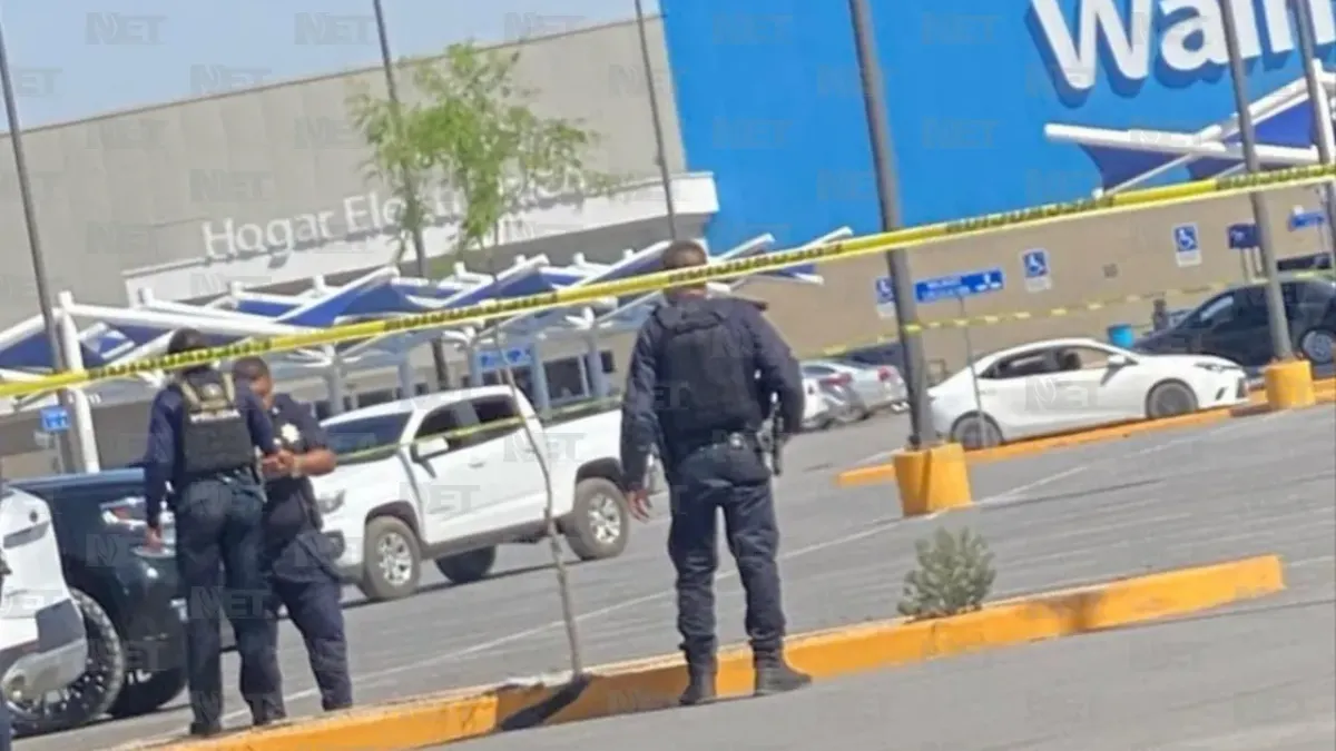 Ataque en estacionamiento de Walmart deja un hombre muerto y un menor herido